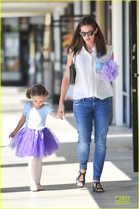 Jennifer Garner Seraphina S Ballet Pick Up After Lunch With Violet Photo 2927013 Ben