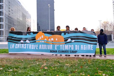 G20 A Roma Attivisti Per Il Clima Aprono Striscione Alla Nuvola