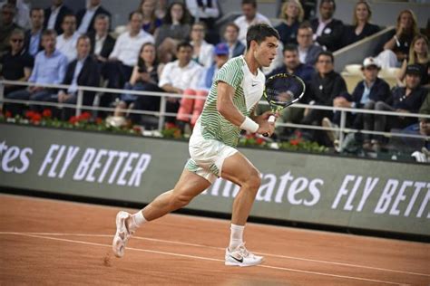 Alcaraz Domine Tsitsipas En Trois Sets Et Rejoint Djokovic En Demi