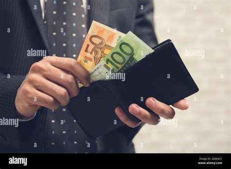 Money Out Of Wallet Hi Res Stock Photography And Images Alamy