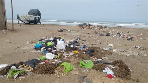 Playa De Santa Rosa Con Grandes C Mulos De Basura Rpp Noticias