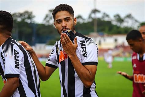 Fora dos planos do técnico Cuca Jovem some e perde espaço no elenco do