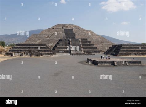 La Pirámide De La Luna En Teotihuacán En Ciudad De México México