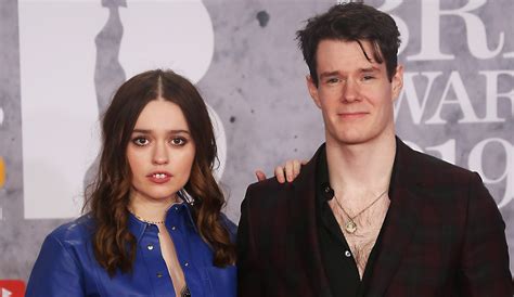 Có ai ngờ cặp đôi chia tay vì yếu sinh lý trong Sex Education ngoài đời lại hẹn hò mặn nồng