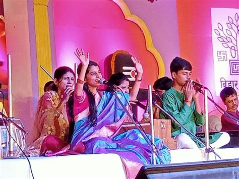 Singer Maithili Thakur Performed At Sonpur Fair Audience Danced On