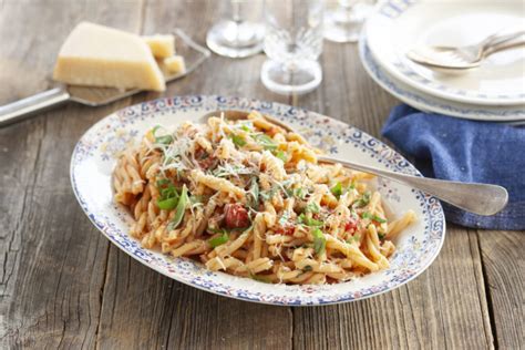 Pasta Strozzapreti Med Italiensk Tomats S Recept Zeta