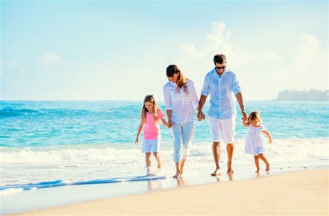 Fam Lia Que Tem O Divertimento Na Praia Tropical Foto De Stock Imagem