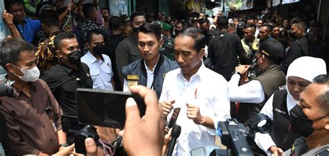 Presiden Jokowi Cek Harga Kebutuhan Pokok Di Pasar Sambonggede Indo NEWS