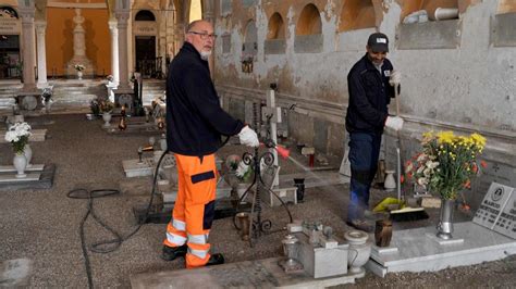 Riaprono I Cimiteri Tecnici Al Lavoro Per La Manutenzione