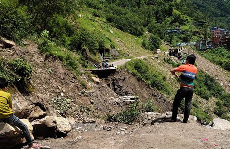 सडक नखुलेपछि तातोपानी नाका दुई सातादेखि अवरुद्ध