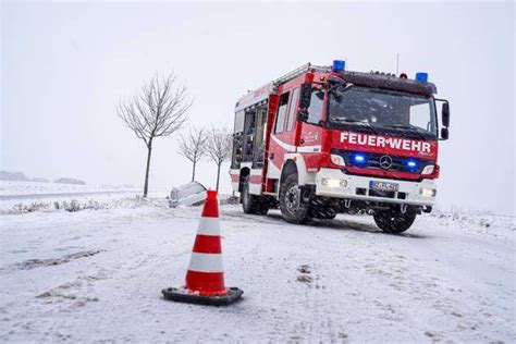 W Lkau Mercedes Kommt Von Fahrbahn Ab Und Landet Im Graben Zwei