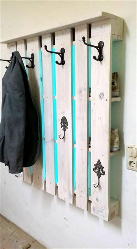 Rustic Inspired Pallet Coat Rack Easy Pallet Ideas Diy Coat Rack