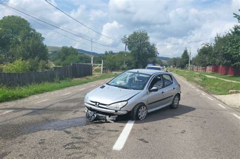 roman24 Șofer rănit într un accident pe o șosea din Neamț Mașina a