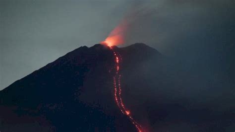 Waspada Gunung Semeru Kembali Luncurkan Lava Pijar Sejauh Kilometer