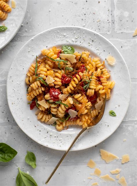 Pasta De Tomate Con Cebolla Caramelizada Con Parmesano Y Albahaca Las