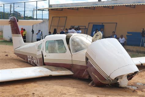 NotÍcias E HistÓrias Sobre AviaÇÃo Avião De Pequeno Porte Cai Em Campo