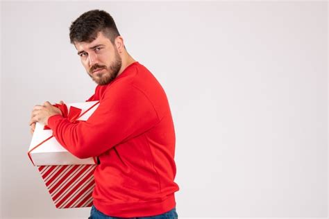 Vista Frontal Del Joven En Camisa Roja Con Regalo De Navidad En Caja En