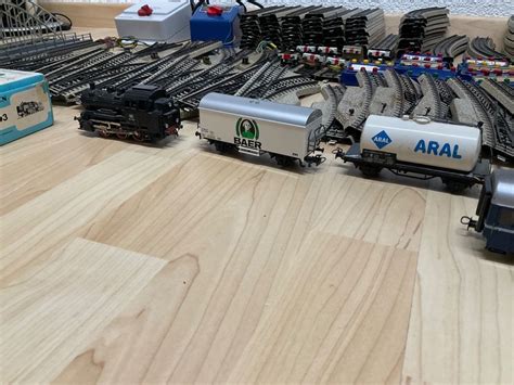 Märklin H0 Anlage mit div Schienen und Zubehör u 2 Loks Kaufen auf