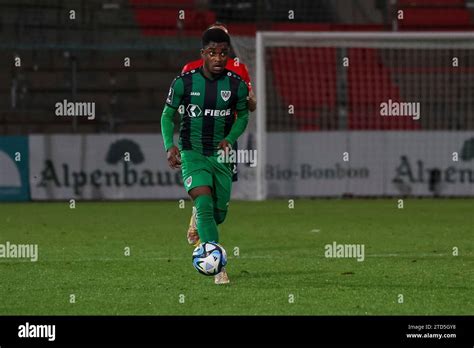 Daniel Kankam Kyerewaa SC Preussen Münster 07 mit Ball SpVgg