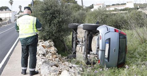 Un Hombre De A Os Sale Ileso De Un Aparatoso Vuelco En La Carretera