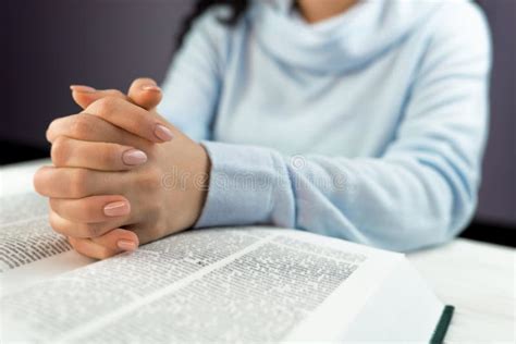 Mujer Irreconocible Que Lee El Libro Grande Sagrada Biblia Y Que