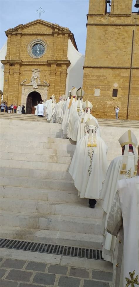 Don Alessandro Il Nuovo Arcivescovo Coadiutore Di Agrigento Folla Di