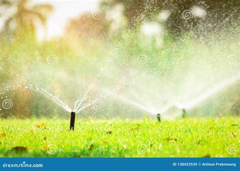 Automatic Lawn Sprinkler Watering Green Grass Sprinkler With Automatic