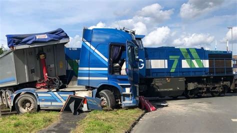 Lkw Auf Bahn Bergang Von Lokomotive Erfasst Ein Verletzter