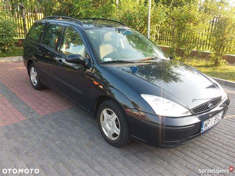 Błękitny Ford Focus Mk1 Kombi Desky