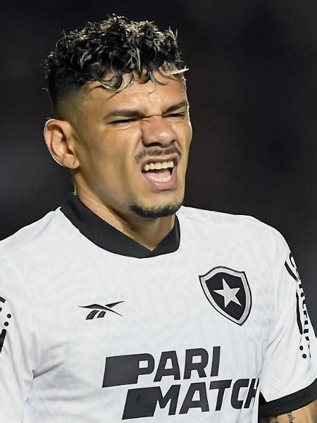 Botafogo sente a pressão terceiriza erros e já não é favorito ao título