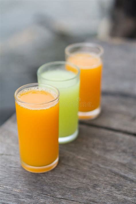 Jugo De La Naranja Y De La Guayaba En El Fondo De Madera Bebida Para La Estafa Sana Foto De