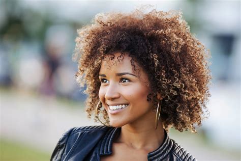 Cabelo Crespo Luzes Fotos Dicas de Coloração e Cuidados