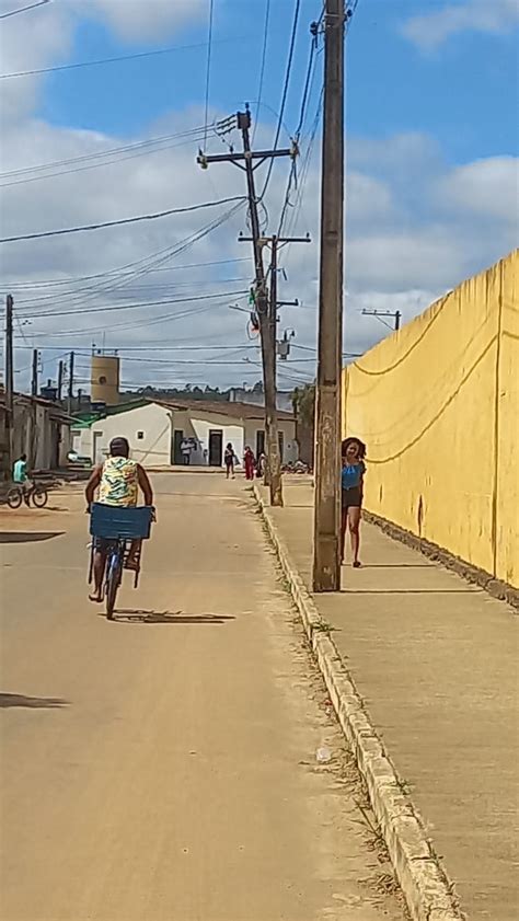 Perigo Poste na rua Sergipe em Barra do Choça está prestes a cair e