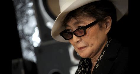 Photo Yoko Ono remet la bourse LennonOno pour la paix aux Pussy Riot à New York le