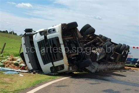 Carreta Melancias Tomba E Interdita Al A De Rodovia Da Regi O