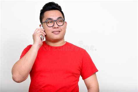 Retrato De Joven Apuesto Hombre Asiático Con Los Brazos Cruzados Imagen