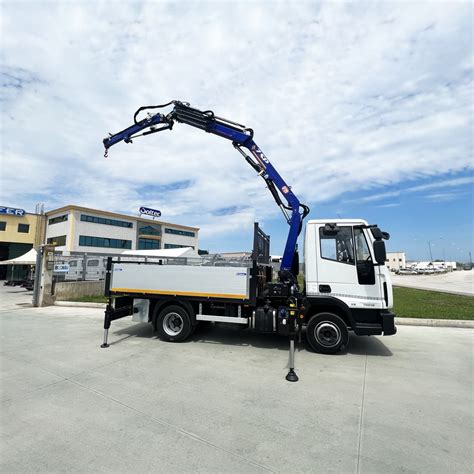 Allestimento Di Un Autocarro Iveco Con Gru Pm Soltec Group