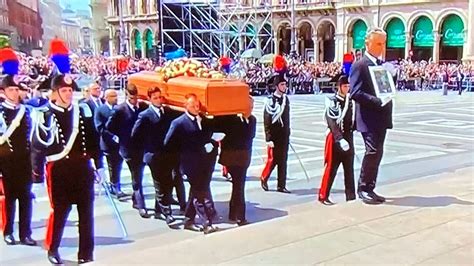 Folla In Piazza Duomo Per I Funerali Di Berlusconi Donna Si Sente Male