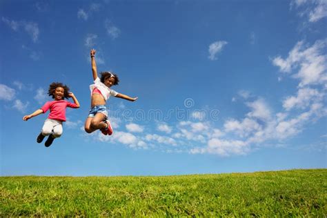 Les Filles Sautent Dans Le Lac Outre Du Dock Image Stock Image Du