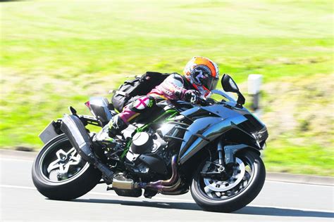 FASTEST TEST EVER: Kawasaki H2 v Suzuki Hayabusa v Yamaha YZF-R1 | MCN