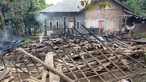 Diduga Akibat Konsleting Listrik Rumah Warga Lebak Hangus Terbakar