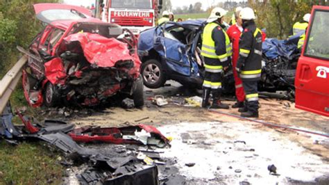 Drei Schwerverletzte Bei Frontal Crash Oe At