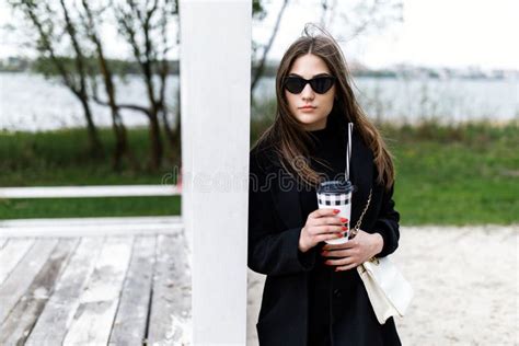 Das Junge Hübsche Brunette Mädchen Verbringt Zeit Allein Auf Dem Strand