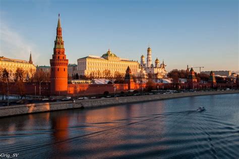 Утро красит нежным светом Стены древнего Кремля, Просыпается с ...