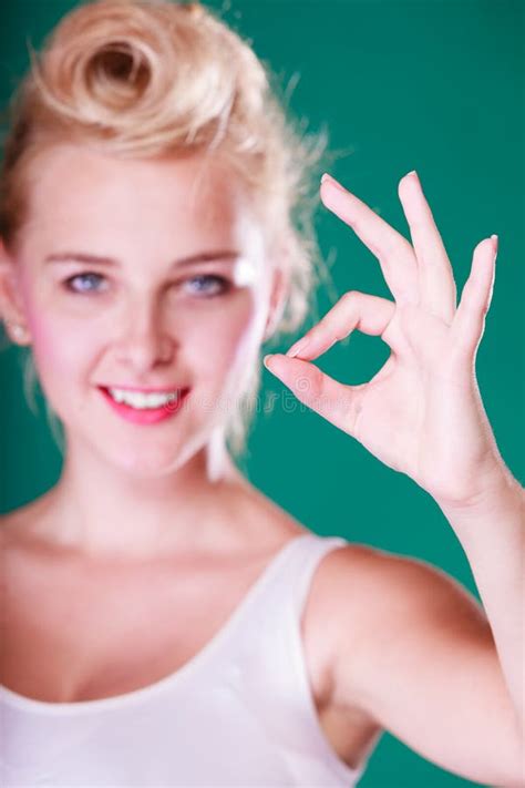 Goupille De Sourire Vers Le Haut De La Fille Faisant Un Geste Correct