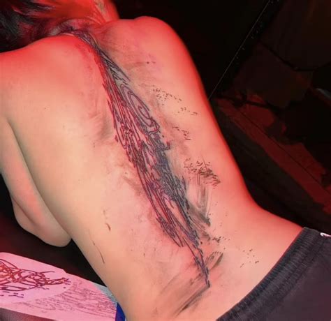 Billie Eilish recibe duras críticas por su nuevo y enorme tatuaje Es