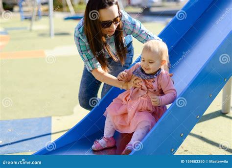 Mère Et Petite Fille Marchent Et Jouent Sur L aire De Jeux Du Parc