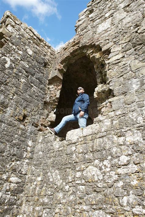 Un Hombre En La Roca Del Castillo De Dunamase Es Un Edificio Histórico