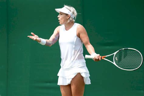 Download Bethanie Mattek Sands Gesturing Wallpaper