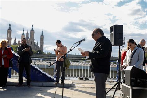 Fotos De La Ceremonia En La Que Se Lanzan Claveles Al Río Por El Día